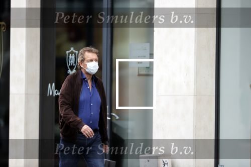 Amsterdam 30 september 2020
Robert ten Brink doet boodschappen met een mondkapje.