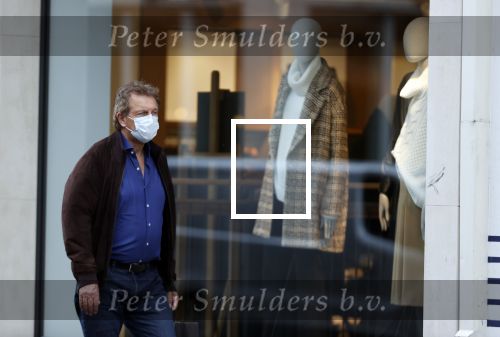 Amsterdam 30 september 2020
Robert ten Brink doet boodschappen met een mondkapje.