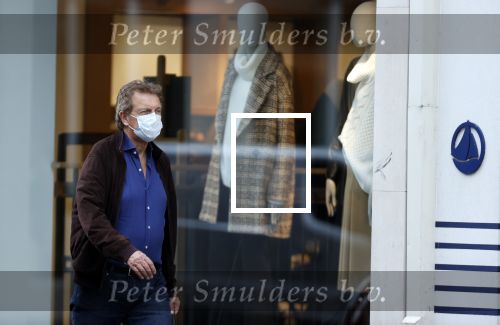 Amsterdam 30 september 2020
Robert ten Brink doet boodschappen met een mondkapje.