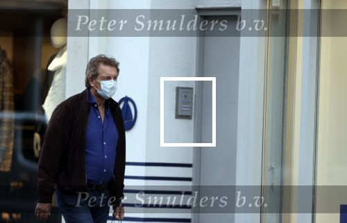 Amsterdam 30 september 2020
Robert ten Brink doet boodschappen met een mondkapje.
