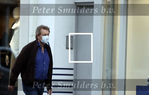 Amsterdam 30 september 2020
Robert ten Brink doet boodschappen met een mondkapje.