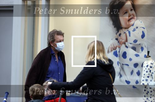 Amsterdam 30 september 2020
Robert ten Brink doet boodschappen met een mondkapje.