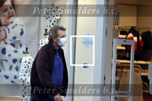 Amsterdam 30 september 2020
Robert ten Brink doet boodschappen met een mondkapje.