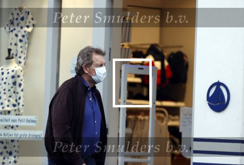 Amsterdam 30 september 2020
Robert ten Brink doet boodschappen met een mondkapje.