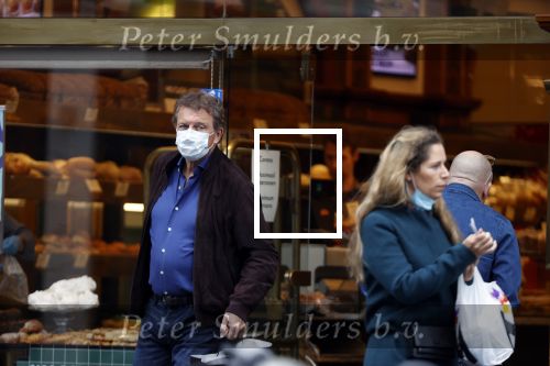 Amsterdam 30 september 2020
Robert ten Brink doet boodschappen met een mondkapje.