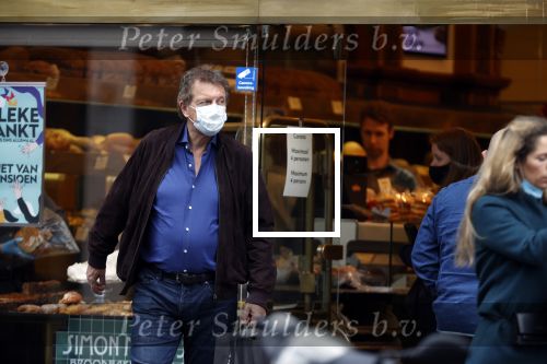 Amsterdam 30 september 2020
Robert ten Brink doet boodschappen met een mondkapje.