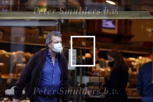 Amsterdam 30 september 2020
Robert ten Brink doet boodschappen met een mondkapje.