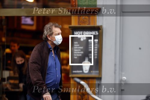 Amsterdam 30 september 2020
Robert ten Brink doet boodschappen met een mondkapje.