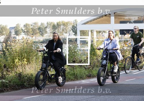 Amsterdam 22 september 2020
Skyler en Lia Witschge op hun electrische Knaap fietsen