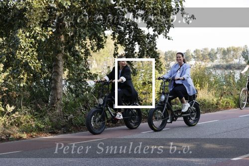 Amsterdam 22 september 2020
Skyler en Lia Witschge op hun electrische Knaap fietsen