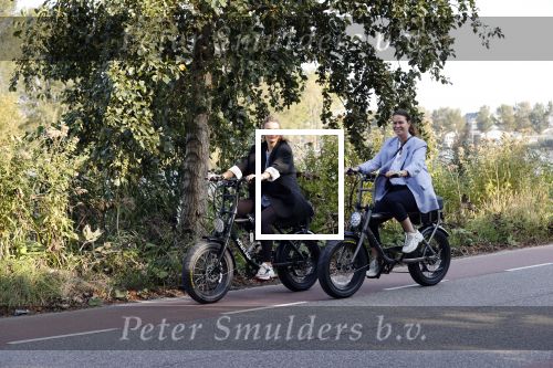 Amsterdam 22 september 2020
Skyler en Lia Witschge op hun electrische Knaap fietsen