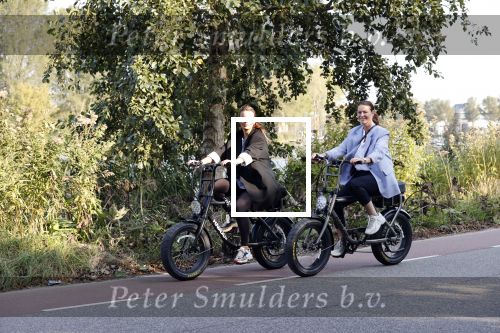 Amsterdam 22 september 2020
Skyler en Lia Witschge op hun electrische Knaap fietsen