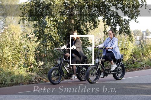 Amsterdam 22 september 2020
Skyler en Lia Witschge op hun electrische Knaap fietsen