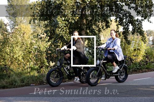 Amsterdam 22 september 2020
Skyler en Lia Witschge op hun electrische Knaap fietsen
