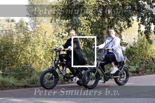 Amsterdam 22 september 2020
Skyler en Lia Witschge op hun electrische Knaap fietsen