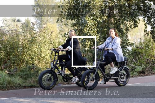 Amsterdam 22 september 2020
Skyler en Lia Witschge op hun electrische Knaap fietsen