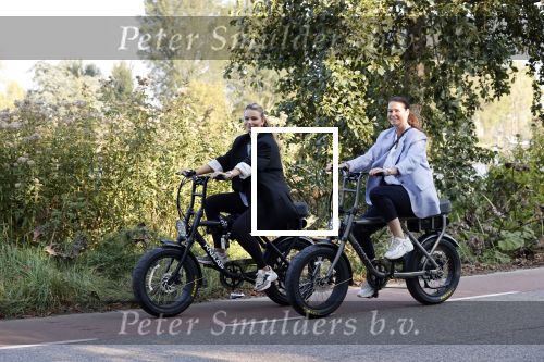 Amsterdam 22 september 2020
Skyler en Lia Witschge op hun electrische Knaap fietsen