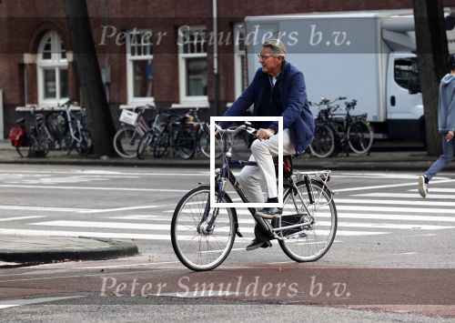 Amsterdam 29 september 2020
Ursul de Geer fietsend in Amsterdam zuid