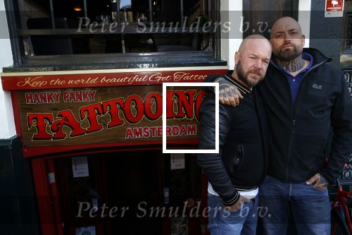 Amsterdam 18 september 2020
Rachel Hazes laat een tatoo zetten bij Hankypanky tatooshop op de wallen. Het woord mama wordt getatoeerd met daarin as van haar moeder. familie Willem v Boxtel.