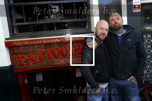 Amsterdam 18 september 2020
Rachel Hazes laat een tatoo zetten bij Hankypanky tatooshop op de wallen. Het woord mama wordt getatoeerd met daarin as van haar moeder. familie Willem v Boxtel.