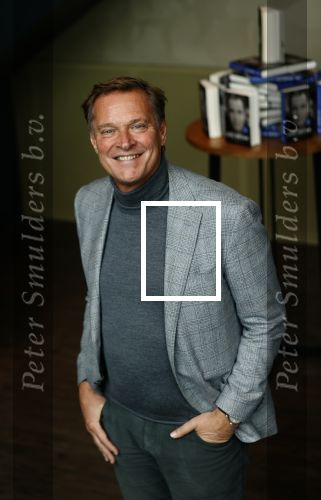 Amsterdam 30 september 2021
Boekpresentatie Jos Brink in Carre . Frank Sanders ontvangt het eerste boek uit handen van de schrijver Tom v d Oetelaar. Albert Verlinde