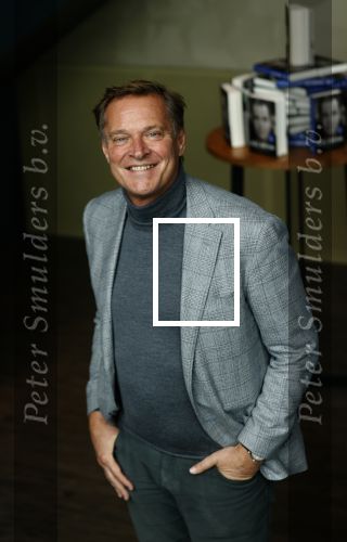 Amsterdam 30 september 2021
Boekpresentatie Jos Brink in Carre . Frank Sanders ontvangt het eerste boek uit handen van de schrijver Tom v d Oetelaar. Albert Verlinde