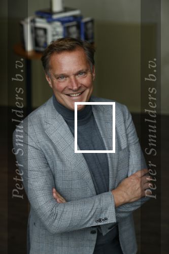 Amsterdam 30 september 2021
Boekpresentatie Jos Brink in Carre . Frank Sanders ontvangt het eerste boek uit handen van de schrijver Tom v d Oetelaar. Albert Verlinde
