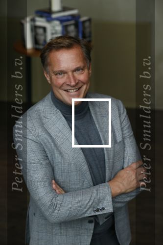 Amsterdam 30 september 2021
Boekpresentatie Jos Brink in Carre . Frank Sanders ontvangt het eerste boek uit handen van de schrijver Tom v d Oetelaar. Albert Verlinde