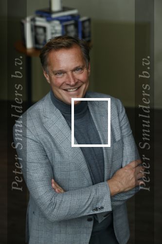 Amsterdam 30 september 2021
Boekpresentatie Jos Brink in Carre . Frank Sanders ontvangt het eerste boek uit handen van de schrijver Tom v d Oetelaar. Albert Verlinde