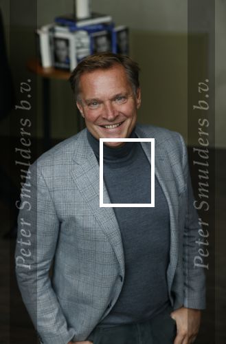 Amsterdam 30 september 2021
Boekpresentatie Jos Brink in Carre . Frank Sanders ontvangt het eerste boek uit handen van de schrijver Tom v d Oetelaar. Albert Verlinde