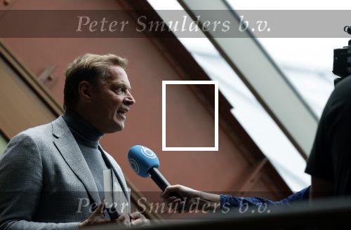 Amsterdam 30 september 2021
Boekpresentatie Jos Brink in Carre . Frank Sanders ontvangt het eerste boek uit handen van de schrijver Tom v d Oetelaar. Albert Verlinde