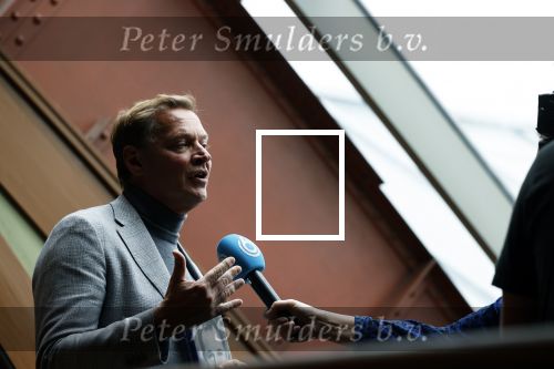 Amsterdam 30 september 2021
Boekpresentatie Jos Brink in Carre . Frank Sanders ontvangt het eerste boek uit handen van de schrijver Tom v d Oetelaar. Albert Verlinde