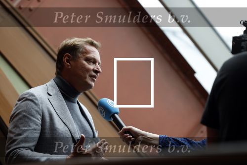 Amsterdam 30 september 2021
Boekpresentatie Jos Brink in Carre . Frank Sanders ontvangt het eerste boek uit handen van de schrijver Tom v d Oetelaar. Albert Verlinde