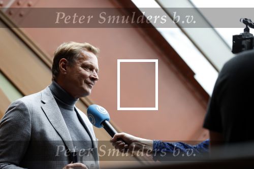 Amsterdam 30 september 2021
Boekpresentatie Jos Brink in Carre . Frank Sanders ontvangt het eerste boek uit handen van de schrijver Tom v d Oetelaar. Albert Verlinde