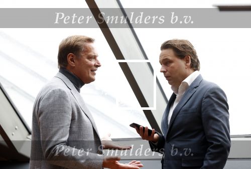 Amsterdam 30 september 2021
Boekpresentatie Jos Brink in Carre . Frank Sanders ontvangt het eerste boek uit handen van de schrijver Tom v d Oetelaar. Albert Verlinde en Matthijs Albers