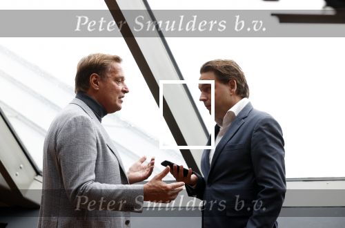 Amsterdam 30 september 2021
Boekpresentatie Jos Brink in Carre . Frank Sanders ontvangt het eerste boek uit handen van de schrijver Tom v d Oetelaar. Albert Verlinde en Matthijs Albers