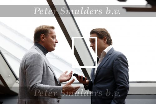 Amsterdam 30 september 2021
Boekpresentatie Jos Brink in Carre . Frank Sanders ontvangt het eerste boek uit handen van de schrijver Tom v d Oetelaar. Albert Verlinde en Matthijs Albers