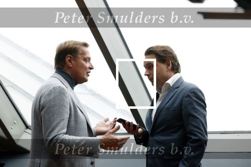 Amsterdam 30 september 2021
Boekpresentatie Jos Brink in Carre . Frank Sanders ontvangt het eerste boek uit handen van de schrijver Tom v d Oetelaar. Albert Verlinde en Matthijs Albers
