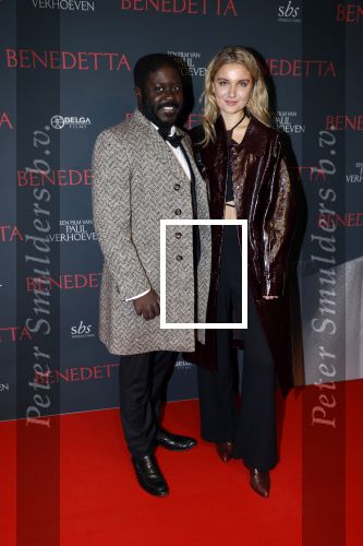 Amsterdam 12 oktober 2021
Premiere Benedetta  in Tuschinski. paul Verhoeven is de regisseur. Andre Dongelmans met een vriendin