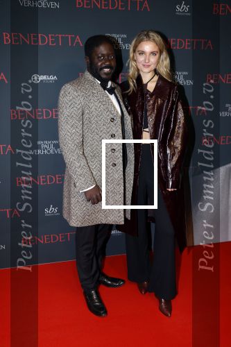 Amsterdam 12 oktober 2021
Premiere Benedetta  in Tuschinski. paul Verhoeven is de regisseur. Andre Dongelmans met een vriendin
