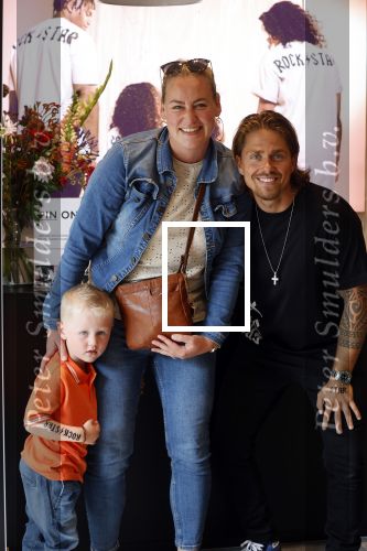 Lelystad 3 september 2021
Andre Hazes en Djarno Hofland hebben een AH6 geopend in de outlet in lelystad.