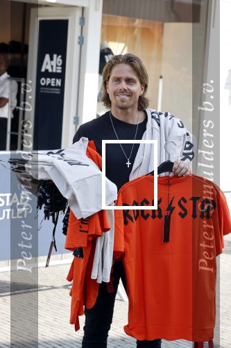 Lelystad 3 september 2021
Andre Hazes en Djarno Hofland hebben een AH6 geopend in de outlet in lelystad.