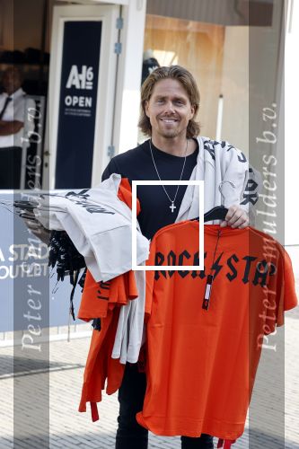 Lelystad 3 september 2021
Andre Hazes en Djarno Hofland hebben een AH6 geopend in de outlet in lelystad.