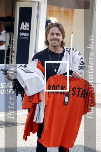 Lelystad 3 september 2021
Andre Hazes en Djarno Hofland hebben een AH6 geopend in de outlet in lelystad.