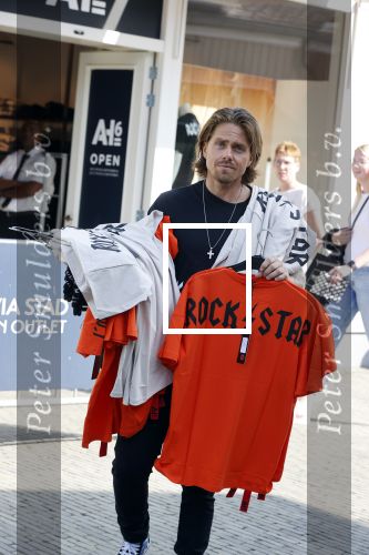 Lelystad 3 september 2021
Andre Hazes en Djarno Hofland hebben een AH6 geopend in de outlet in lelystad.
