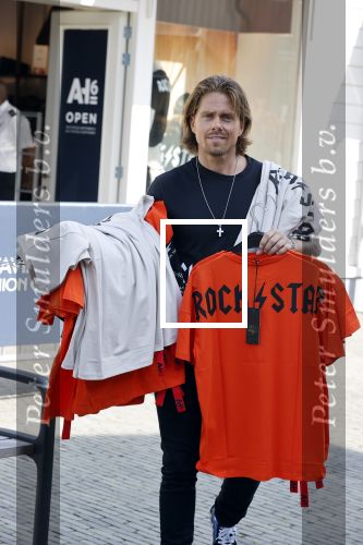 Lelystad 3 september 2021
Andre Hazes en Djarno Hofland hebben een AH6 geopend in de outlet in lelystad.