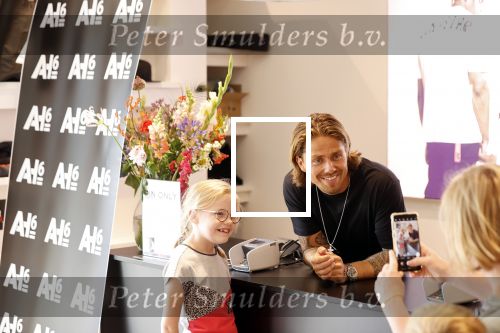 Lelystad 3 september 2021
Andre Hazes en Djarno Hofland hebben een AH6 geopend in de outlet in lelystad.