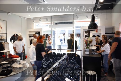 Lelystad 3 september 2021
Andre Hazes en Djarno Hofland hebben een AH6 geopend in de outlet in lelystad.