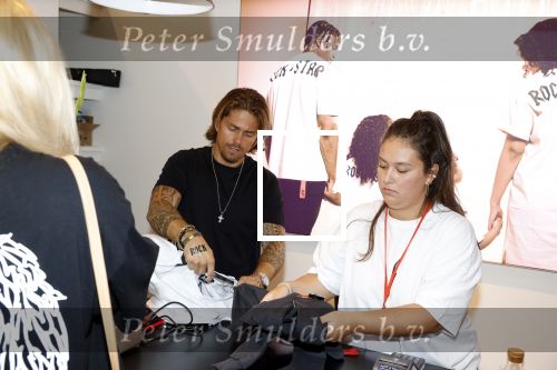 Lelystad 3 september 2021
Andre Hazes en Djarno Hofland hebben een AH6 geopend in de outlet in lelystad.