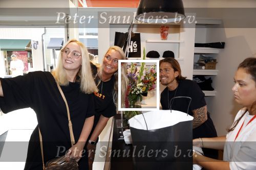 Lelystad 3 september 2021
Andre Hazes en Djarno Hofland hebben een AH6 geopend in de outlet in lelystad.